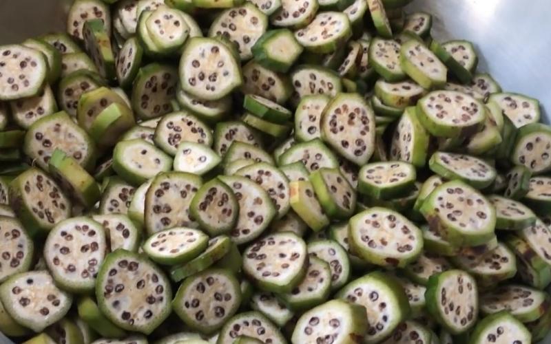 Cắt lát chuối rồi mang đi phơi nắng Cắt lát chuối rồi mang đi phơi nắng