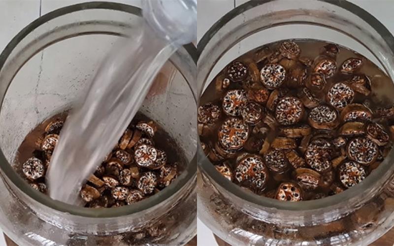 Cho chuối hột và rượu vào bình Cho chuối hột và rượu vào bình